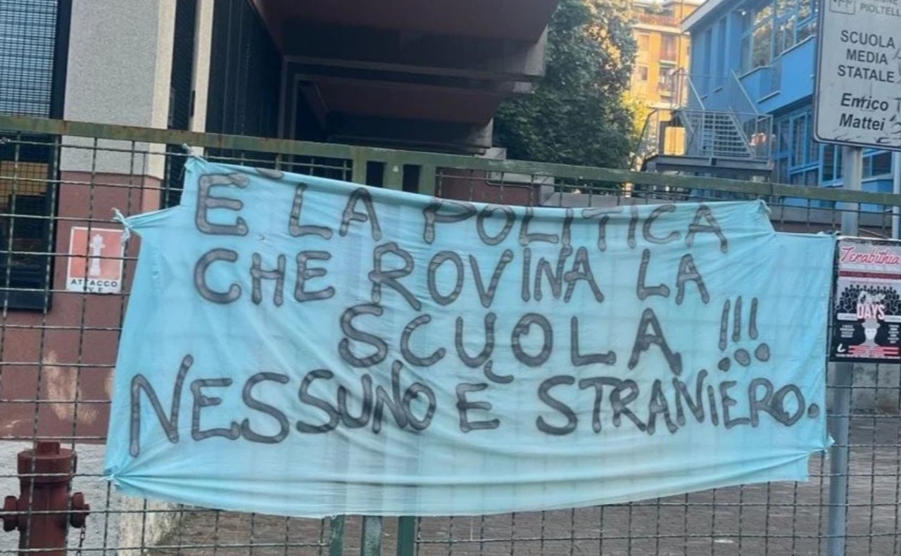 “Fuori la politica dalla scuola”: blitz notturno fuori dalla scuola media: i carabinieri rimuovono lo striscione