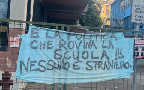 “Fuori la politica dalla scuola”: blitz notturno fuori dalla scuola media: i carabinieri rimuovono lo striscione