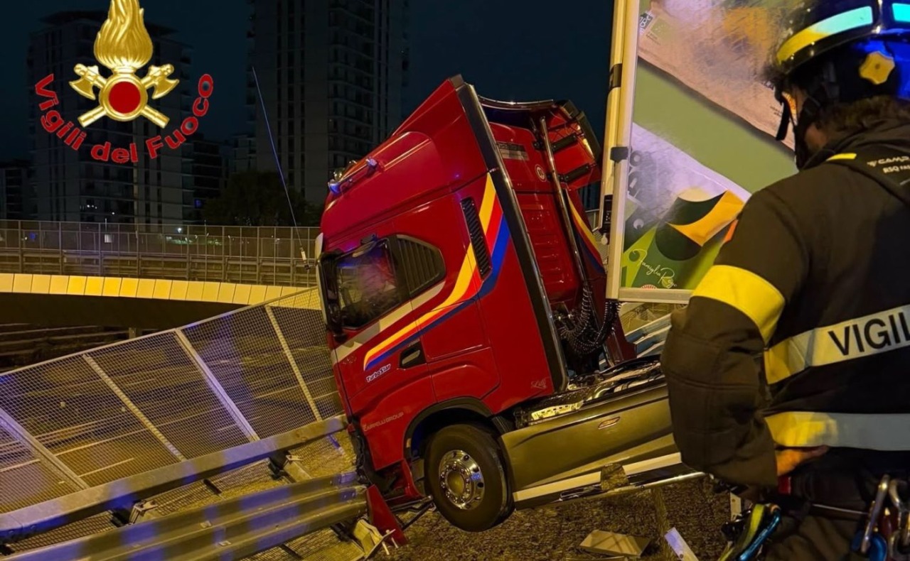 Un Tir ha sfondato il guardrail alla rotatoria di Cascina Merlata restando sospeso nel vuoto sopra l’autostrada A4