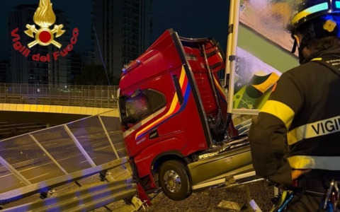 Un Tir ha sfondato il guardrail alla rotatoria di Cascina Merlata restando sospeso nel vuoto sopra l’autostrada A4