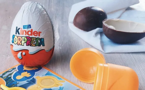 Fugge al controllo e sperona due veicoli: la cocaina era nascosta negli ovetti Kinder