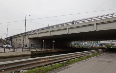 Il motociclista Acerni muore sul ponte Crepax dopo lo scontro con un taxi e un’ambulanza