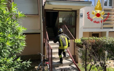 Appartamento in fiamme in zona Niguarda: muore una donna di 75 anni: al vaglio tre bombole di ossigeno sanitario