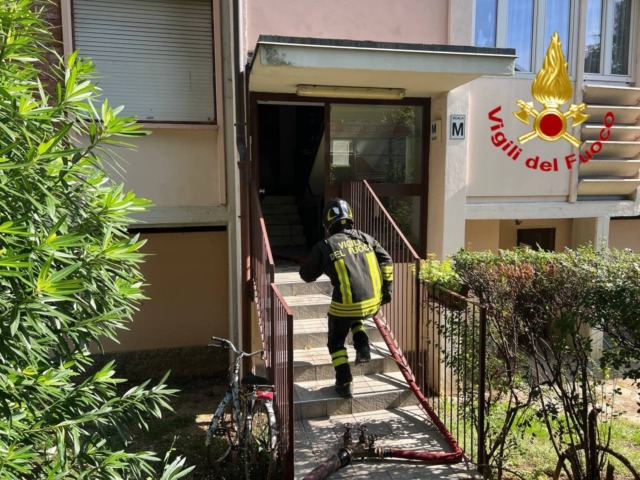 Appartamento in fiamme in zona Niguarda: muore una donna di 75 anni: al vaglio tre bombole di ossigeno sanitario