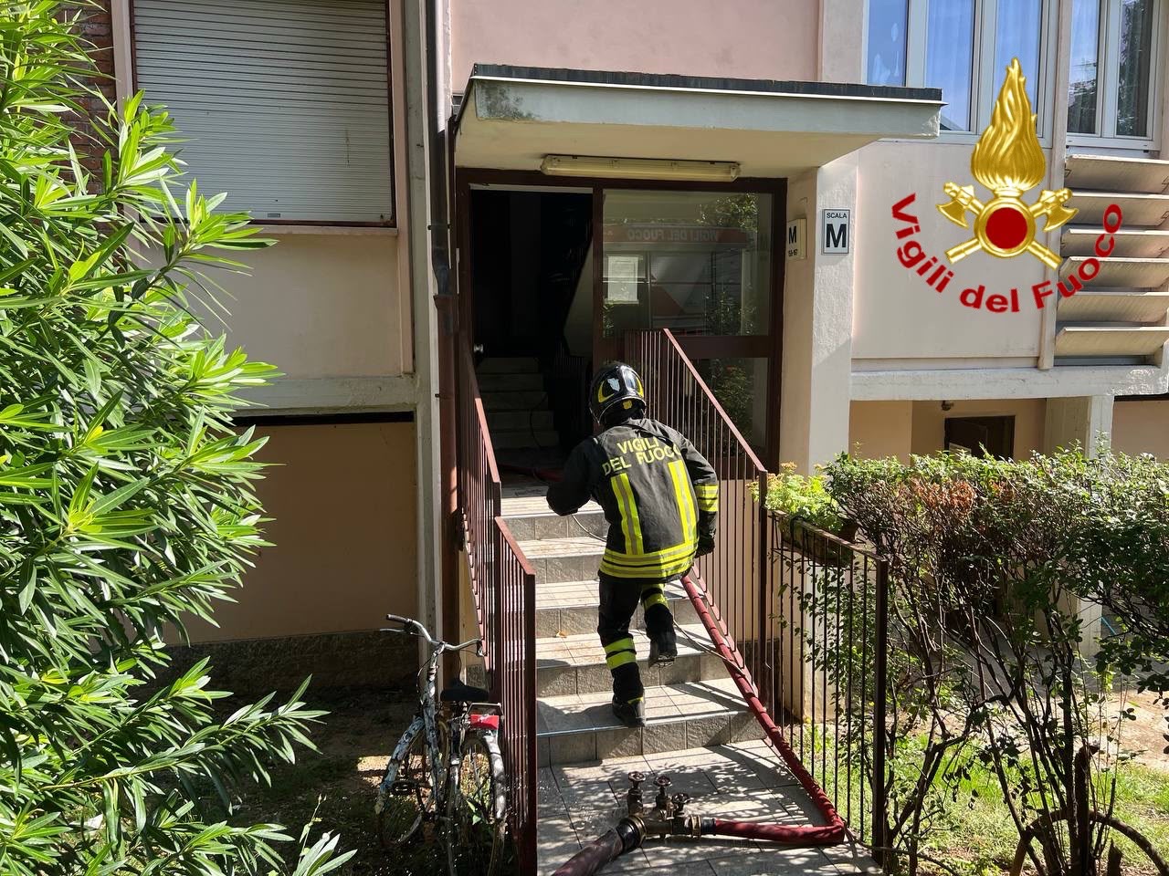 Appartamento in fiamme in zona Niguarda: muore una donna di 75 anni: al vaglio tre bombole di ossigeno sanitario