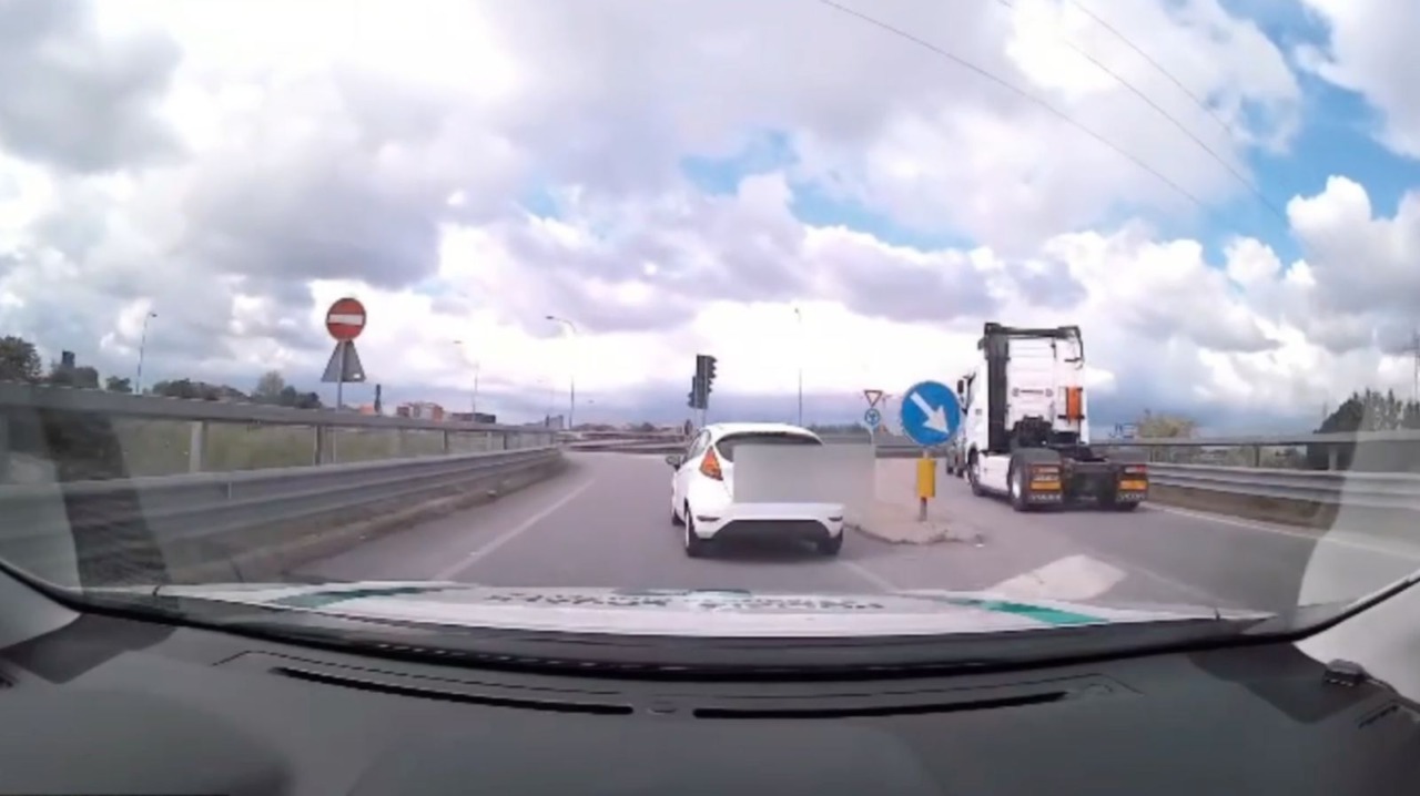 Folle corsa in auto per le vie di una cittadina dell’est milanese: guidava senza patente e con l’auto non assicurata