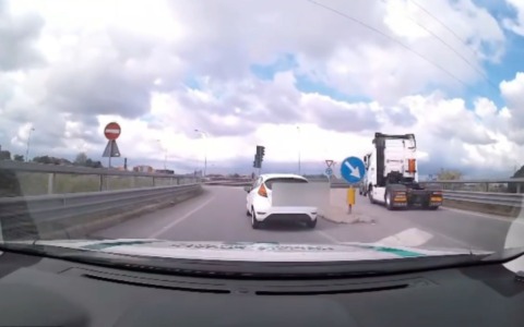 Folle corsa in auto per le vie di una cittadina dell’est milanese: guidava senza patente e con l’auto non assicurata