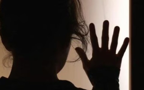 Mesi di minacce e violenze all’ex compagna, poi il pugno al volto: arrestato 36enne per stalking