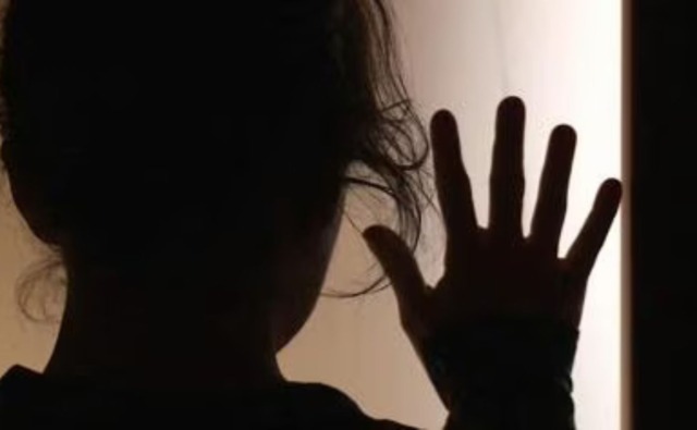 Mesi di minacce e violenze all’ex compagna, poi il pugno al volto: arrestato 36enne per stalking