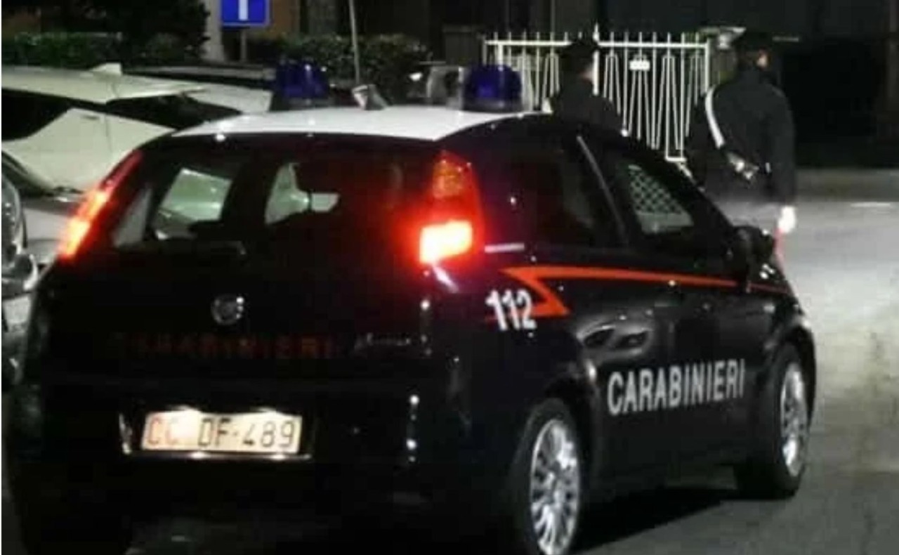 Colpi di pistola per strada nella notte nel milanese, uomo ferito gravemente: è caccia all’aggressore