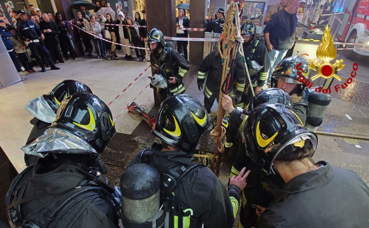Fumo in un negozio di abbigliamento in corso Vittorio Emanuele II: intervengono i vigili del fuoco