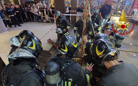 Fumo in un negozio di abbigliamento in corso Vittorio Emanuele II: intervengono i vigili del fuoco
