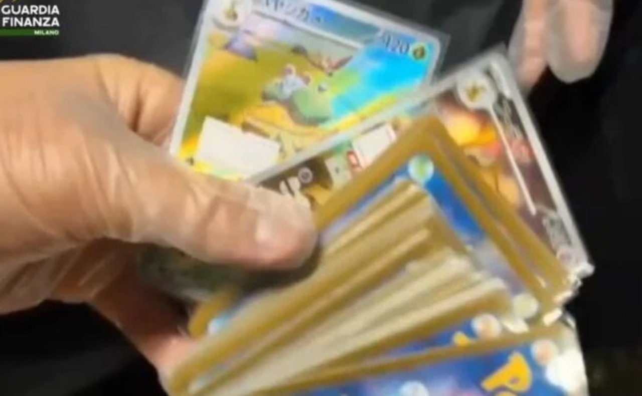Orologi di lusso e 325 carte da collezione Pokemon scoperti a Linate: maxi multa da 26mila euro a passeggera cinese