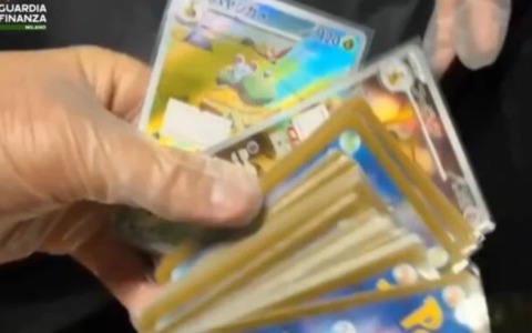 Orologi di lusso e 325 carte da collezione Pokemon scoperti a Linate: maxi multa da 26mila euro a passeggera cinese
