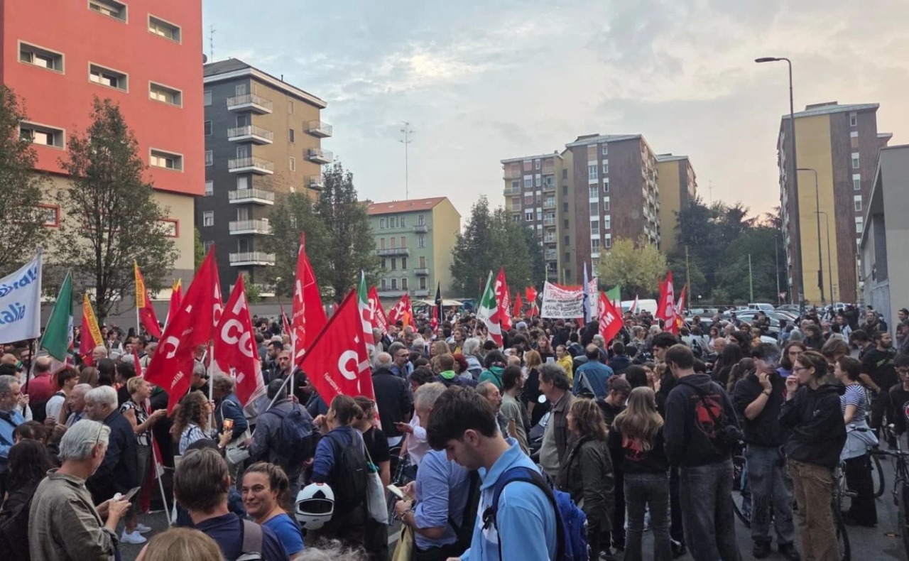 Manifestazione in solidarietà allo studente aggredito all’Einstein, in 3mila al corteo: “Siamo tutti antifascisti”