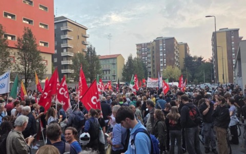 Manifestazione in solidarietà allo studente aggredito all’Einstein, in 3mila al corteo: “Siamo tutti antifascisti”