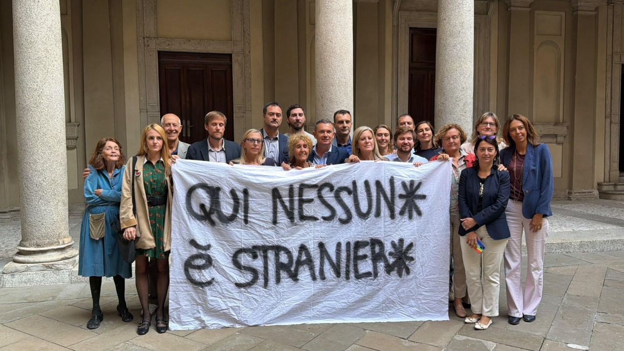 Palazzo Marino, la maggioranza si schiera contro il decreto scuola: “Qui nessun* è stranier*”