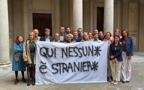 Palazzo Marino, la maggioranza si schiera contro il decreto scuola: “Qui nessun* è stranier*”