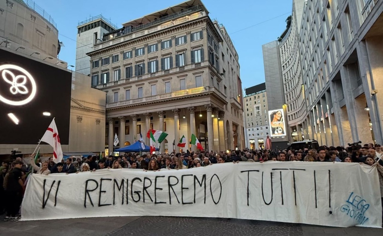 Contestazioni per lo striscione della Lega Giovani in piazza San Carlo “Vi remigreremo tutti”: tensione al presidio del centrodestra