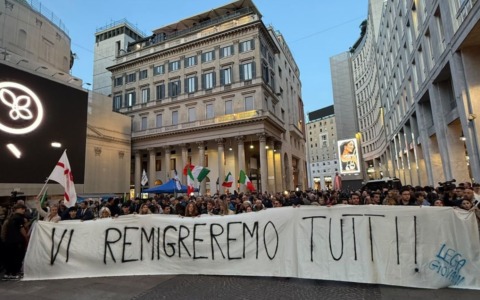 Contestazioni per lo striscione della Lega Giovani in piazza San Carlo “Vi remigreremo tutti”: tensione al presidio del centrodestra