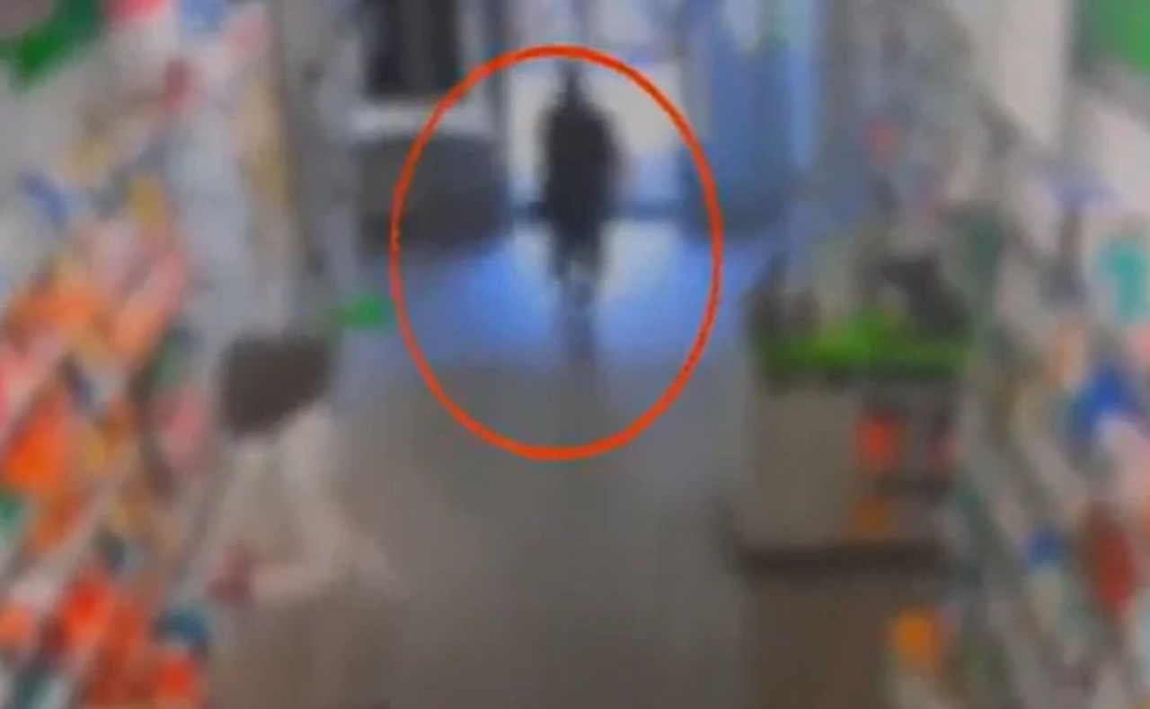 Il rapinatore di farmacie di agosto è stato arrestato: incastrato grazie a un tatuaggio