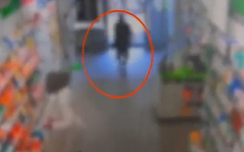 Il rapinatore di farmacie di agosto è stato arrestato: incastrato grazie a un tatuaggio
