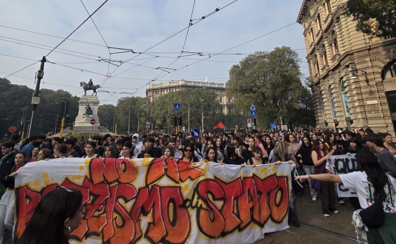 Migliaia di studenti in piazza a Milano contro il tetto agli alunni stranieri: occupato l’ex Obitorio