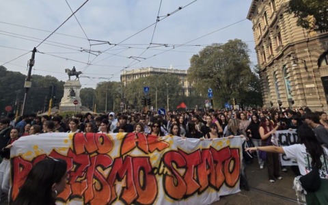 Migliaia di studenti in piazza a Milano contro il tetto agli alunni stranieri: occupato l’ex Obitorio