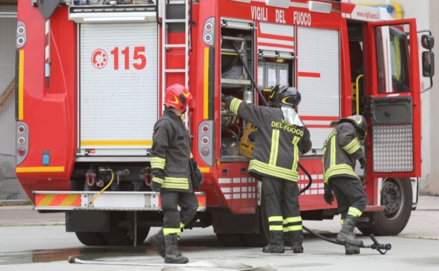 Fiamme in un condominio di cinque piani al Vigentino: cinque intossicati ricoverati in ospedale