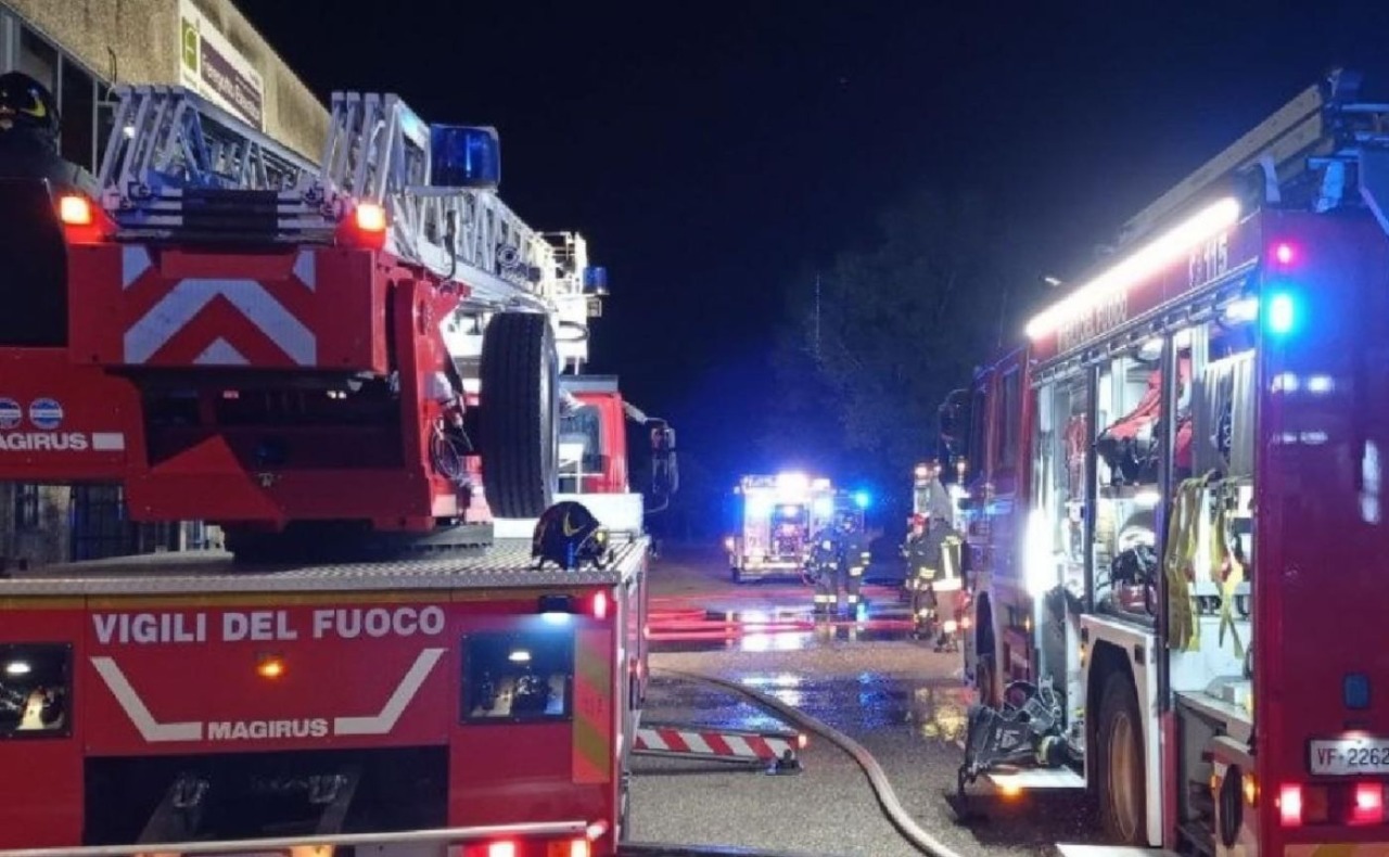Maxi incendio in un’azienda di detergenti alle porte di Milano: otto squadre dei vigili del fuoco in azione