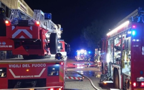 Maxi incendio in un’azienda di detergenti alle porte di Milano: otto squadre dei vigili del fuoco in azione